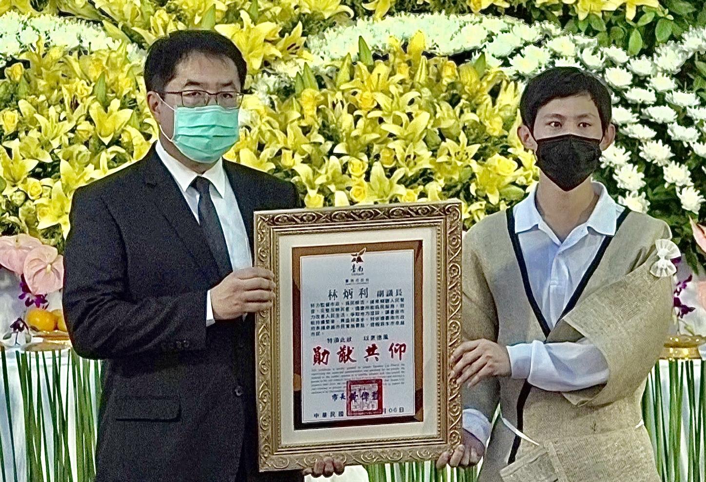 台南市長黃偉哲(左)頒贈卓越市民,感謝林炳利對地方貢獻。市府提供