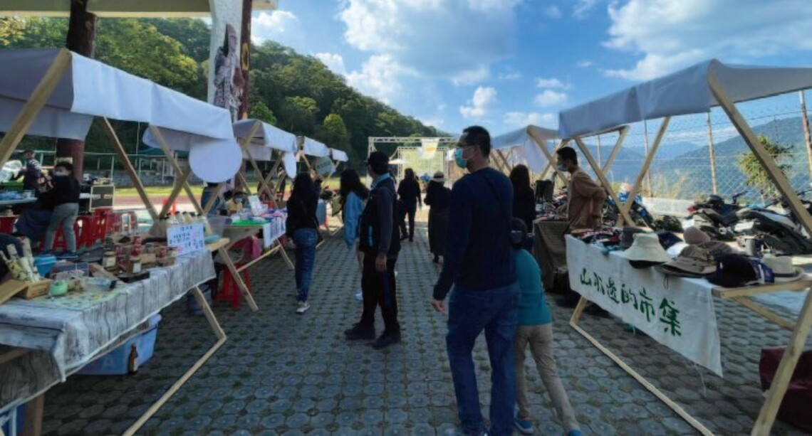 山那邊的市集雙十連假登場     乘小火車遊森林公園