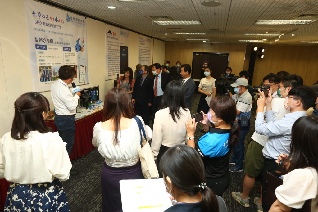 2022台灣國際水週(TIWW)展前記者會邀請5家參展商至現場搶先曝光亮點產品及技術，現場氣氛熱絡。(圖為參展商展出智慧水聯網解決方案。)