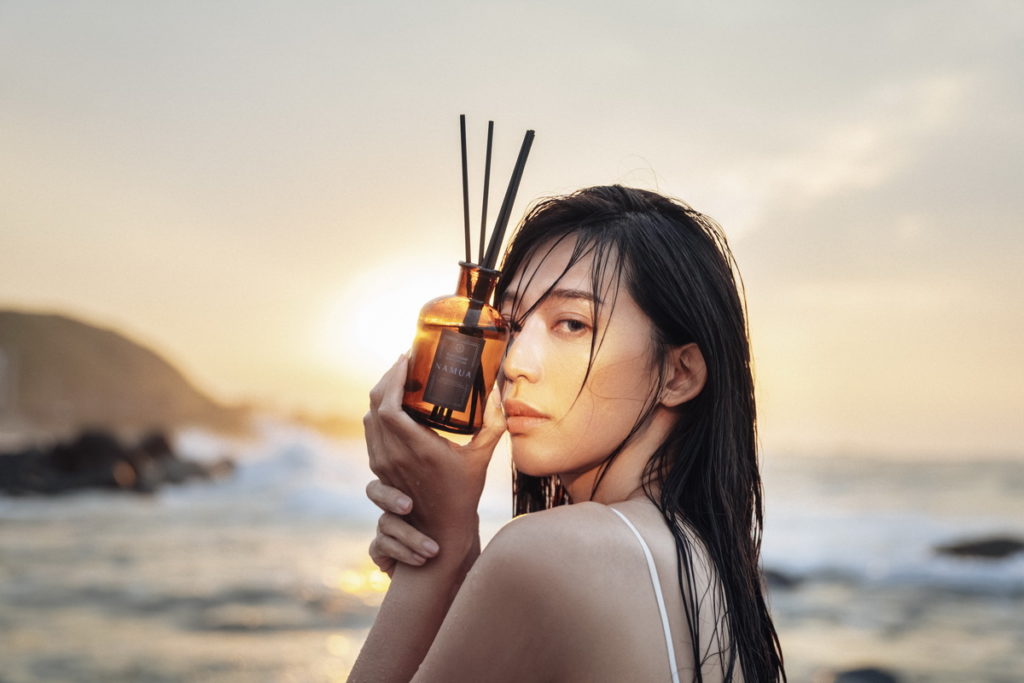 NAMUA那木瓦『天堂島Paradise Island』便是訴說著這一切美好記憶的縮影,香郁之中帶著清新香氣,細節十足的香氛體驗!