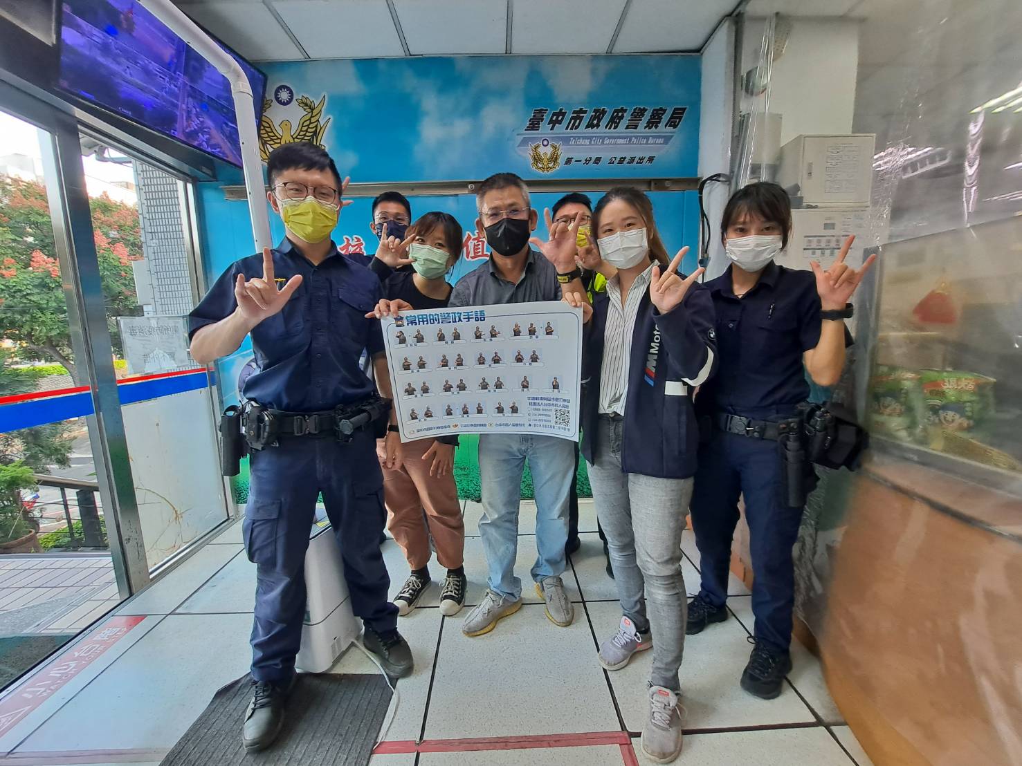▲中市聾人協會總幹事與社工拜訪公益派出所，進行警政手語和反詐騙交流    (圖/台中市警察局 提供) 