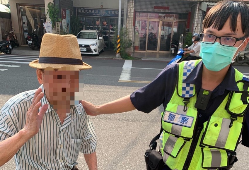 ▲豐原員警於量販店前尋獲走失的95歲劉姓老翁 (圖/台中豐原分局 提供)