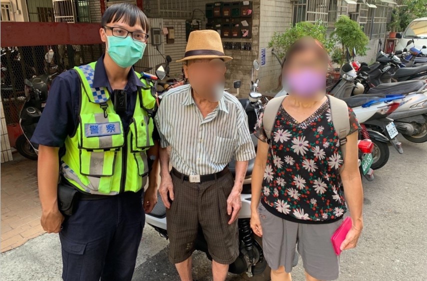 ▲合作所員警護送劉翁回家,開心地和家人團圓 (圖/台中豐原分局 提供)