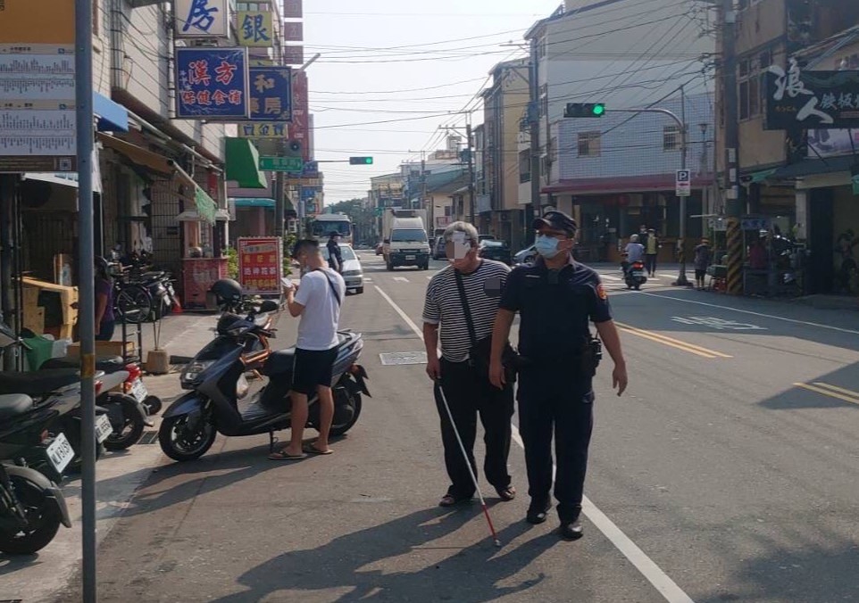 ▲莊姓視障男子走路不慎跌坐在路旁,后里所員警一路護送莊男搭上公車 (圖/台中大甲分局 提供)
