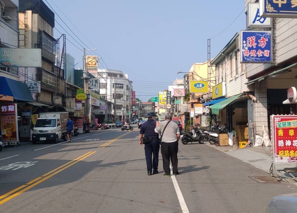 ▲警員一路護送視障者的背影,是台灣最美麗動人的風景 (圖/台中大甲分局 提供)
