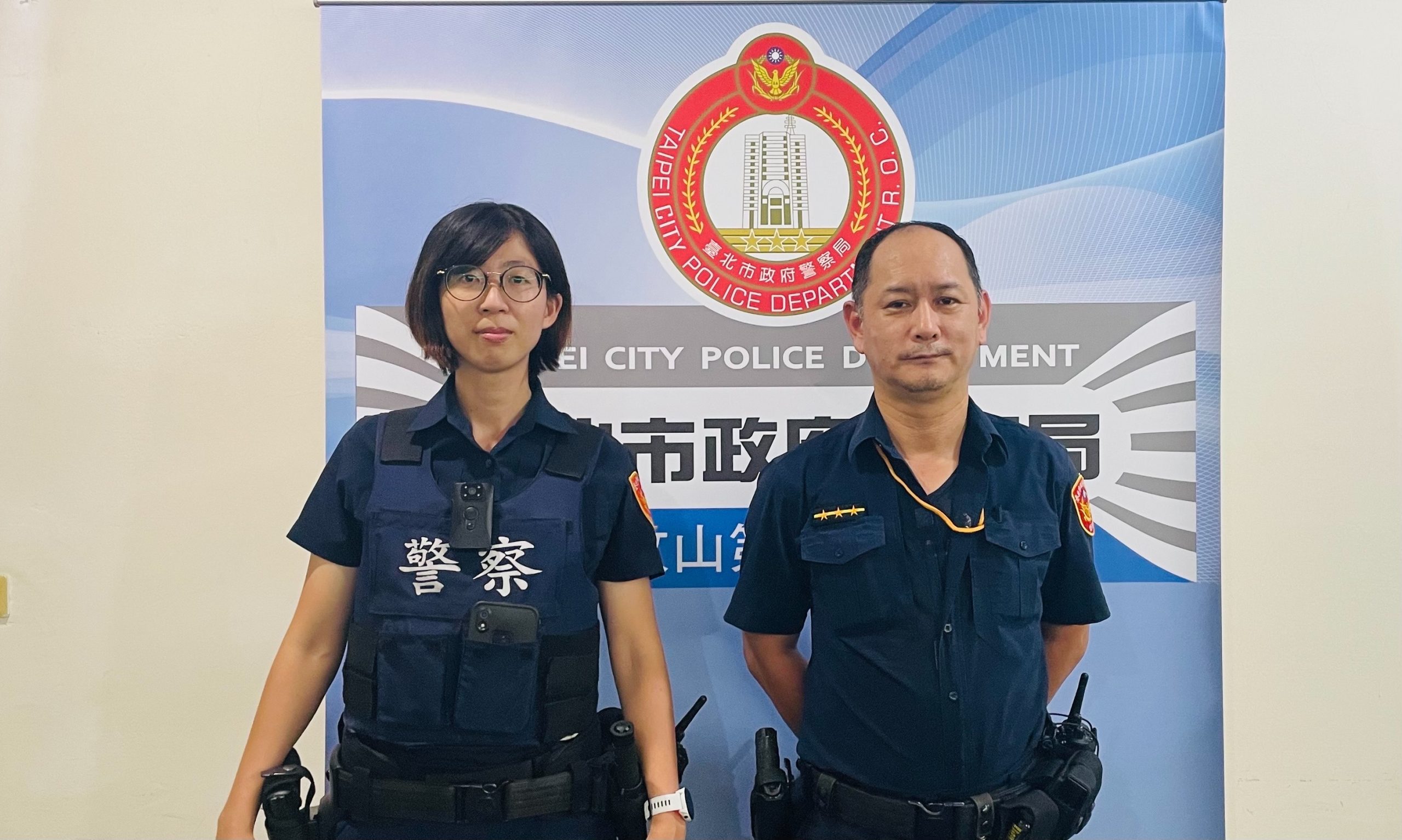 圖:復興派出所警員劉欣怡(左)、警員姜一元(右)