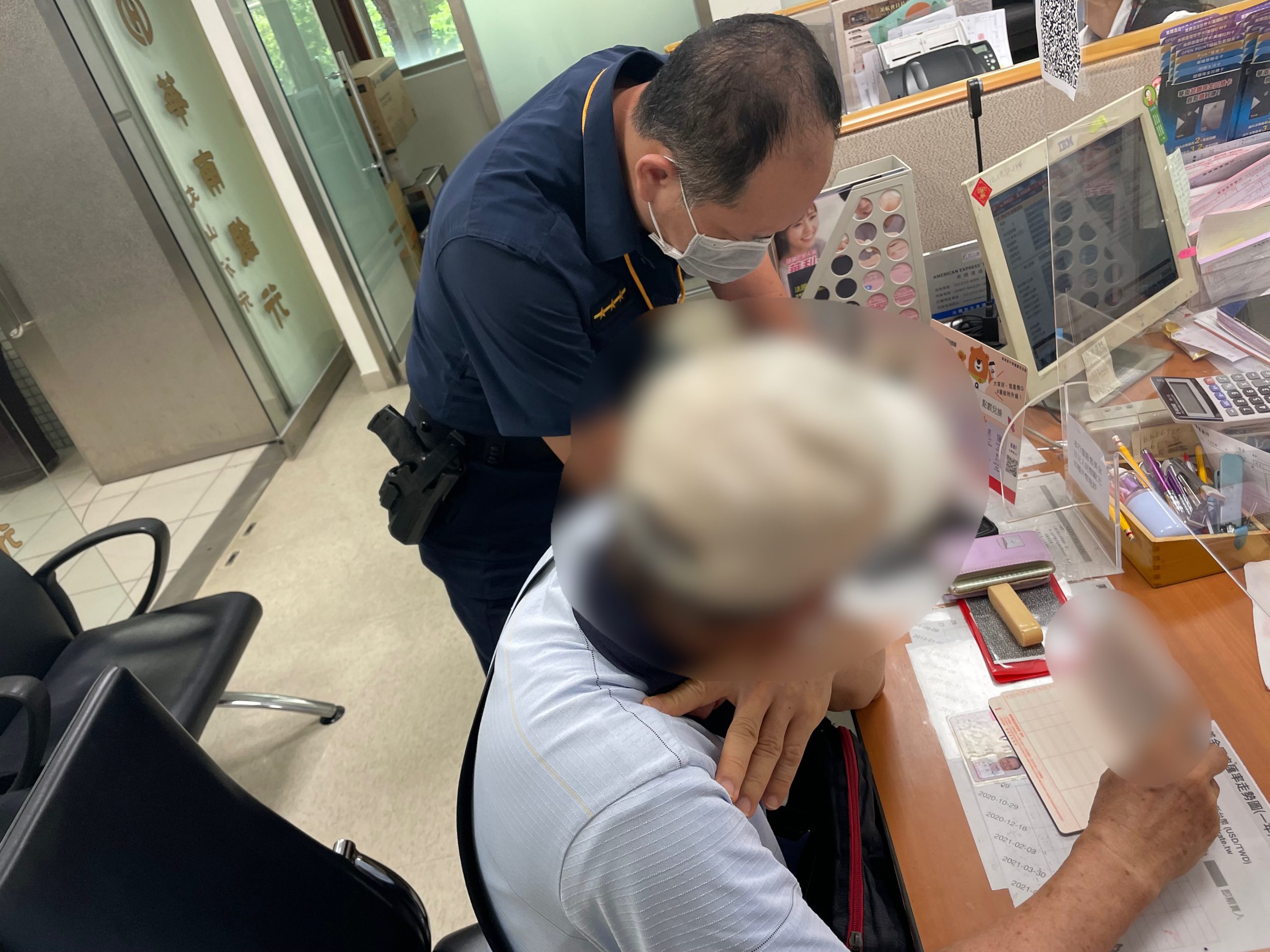 圖:員警耐心向簡翁說明近期熱門詐騙手法