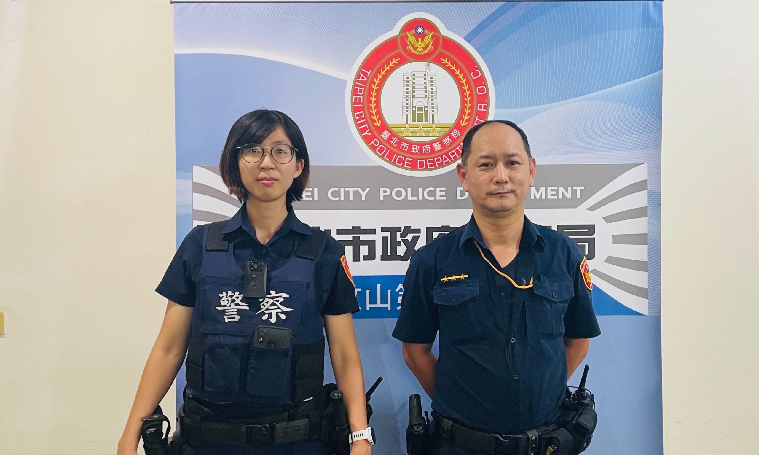 圖片說明：文山第一分局復興派出所警員劉欣怡（左）、姜一元（右）警銀聯手幚老翁保住450萬積蓄。(記者吳萍翻攝）