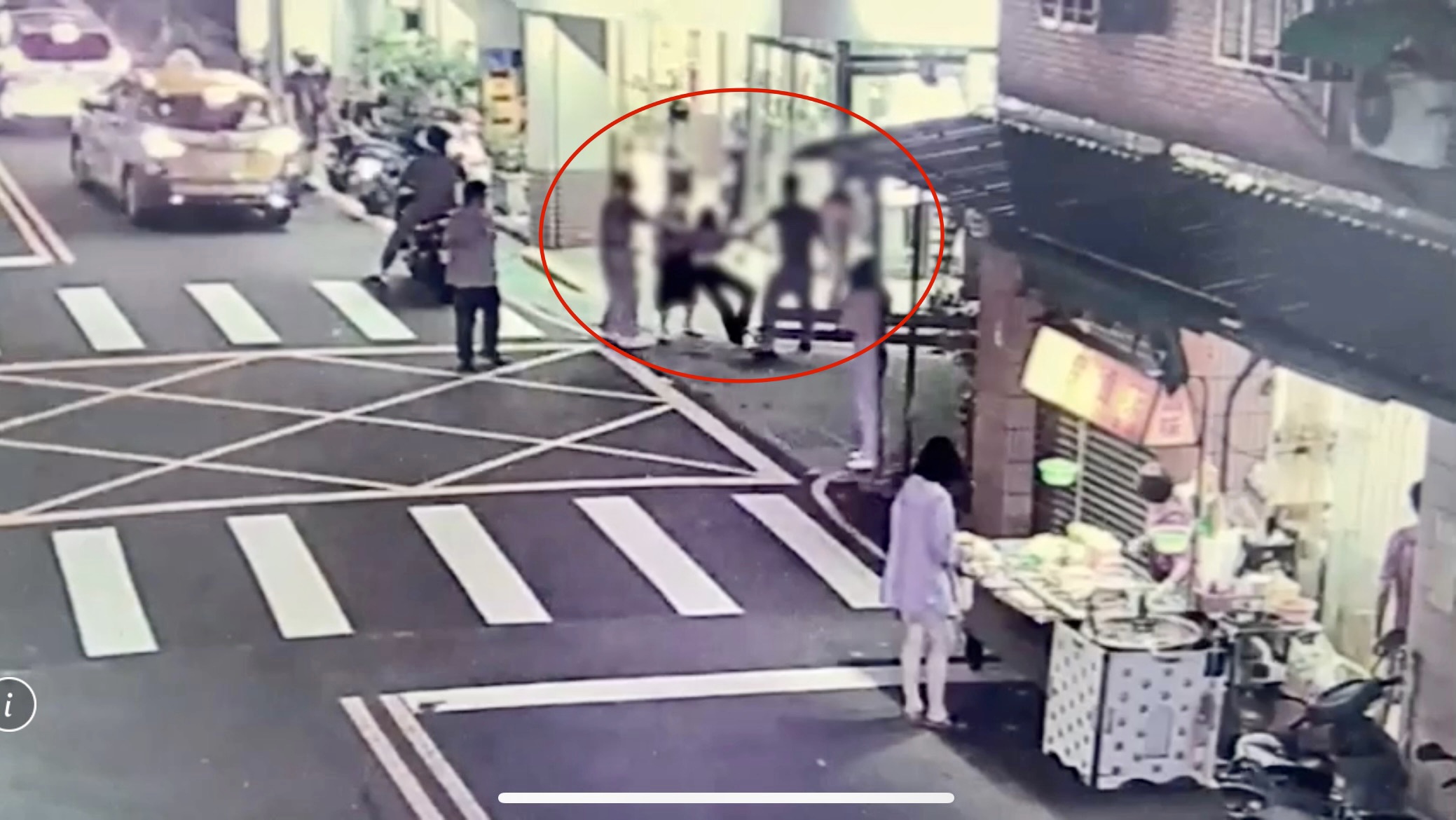 圖片說明:陌生男子突然強拉路過女學生,所幸有熱心民眾上前阻止。(記者趙靜姸翻攝)