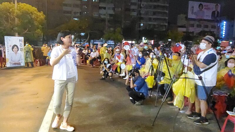柯志恩三鳳宮廟口開講提出4成教育經費政見 霸氣說不會舉債蓋房子但會舉債為孩子