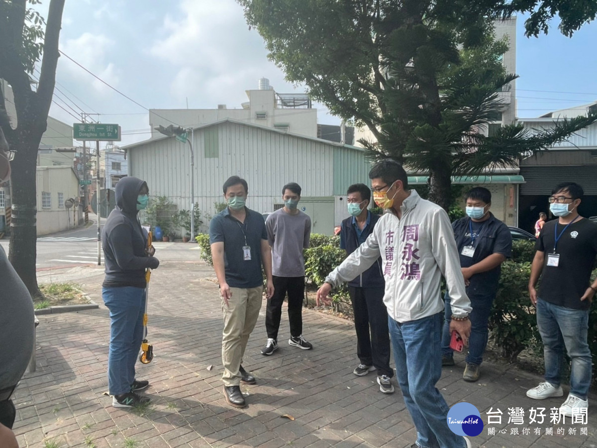 台中市議員周永鴻與神岡區豐洲里里長王文松（右四）、交通局交通工程科科長周志遠（左二）、YouBike廠商代表（左一）等人討論神岡消防公園YouBike設站空間。