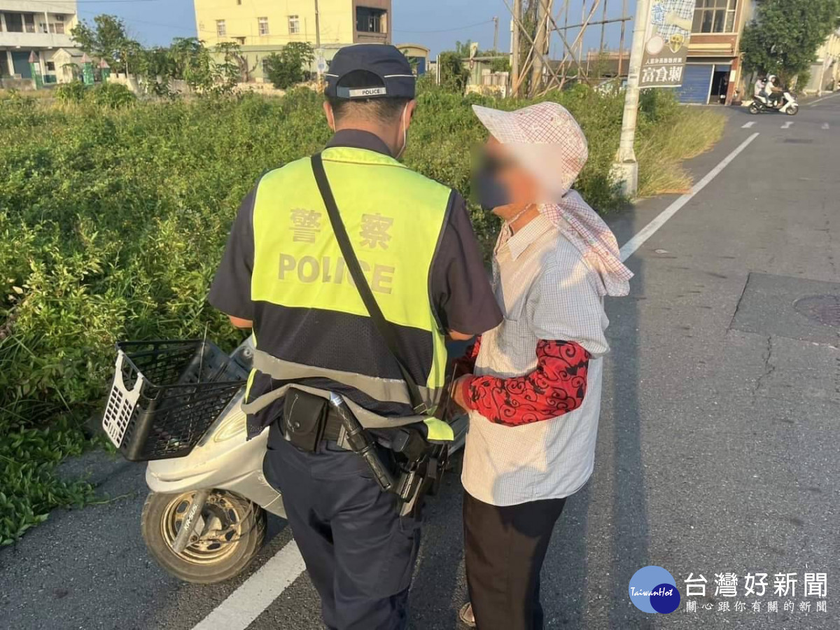 老翁頭暈機車停路中央，巡邏警暖心送他回家／警方提供