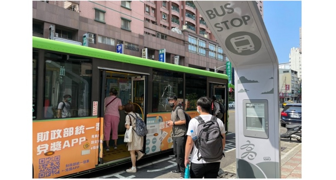太陽能電子紙智慧型站牌上線啟用 等公車更便利