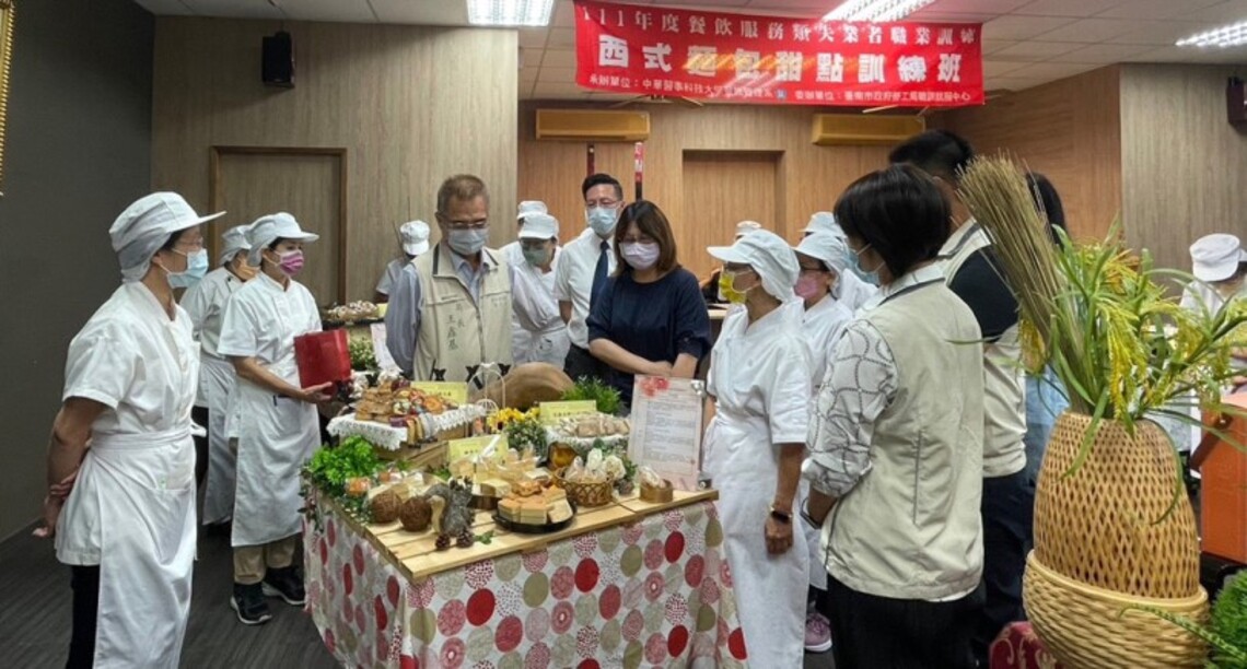 中華醫大西式麵包甜點訓練班結訓 學員合力製作愛心餐盒關懷獨居老人