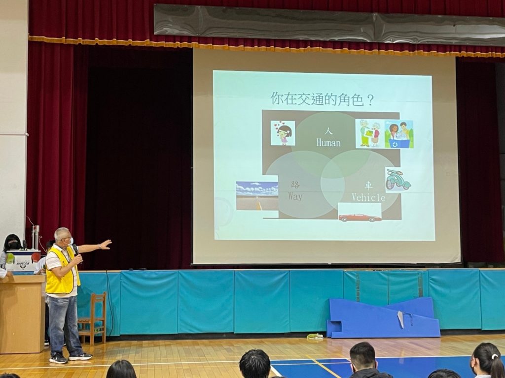 大安波麗士至民族實中進行交通安全宣導。