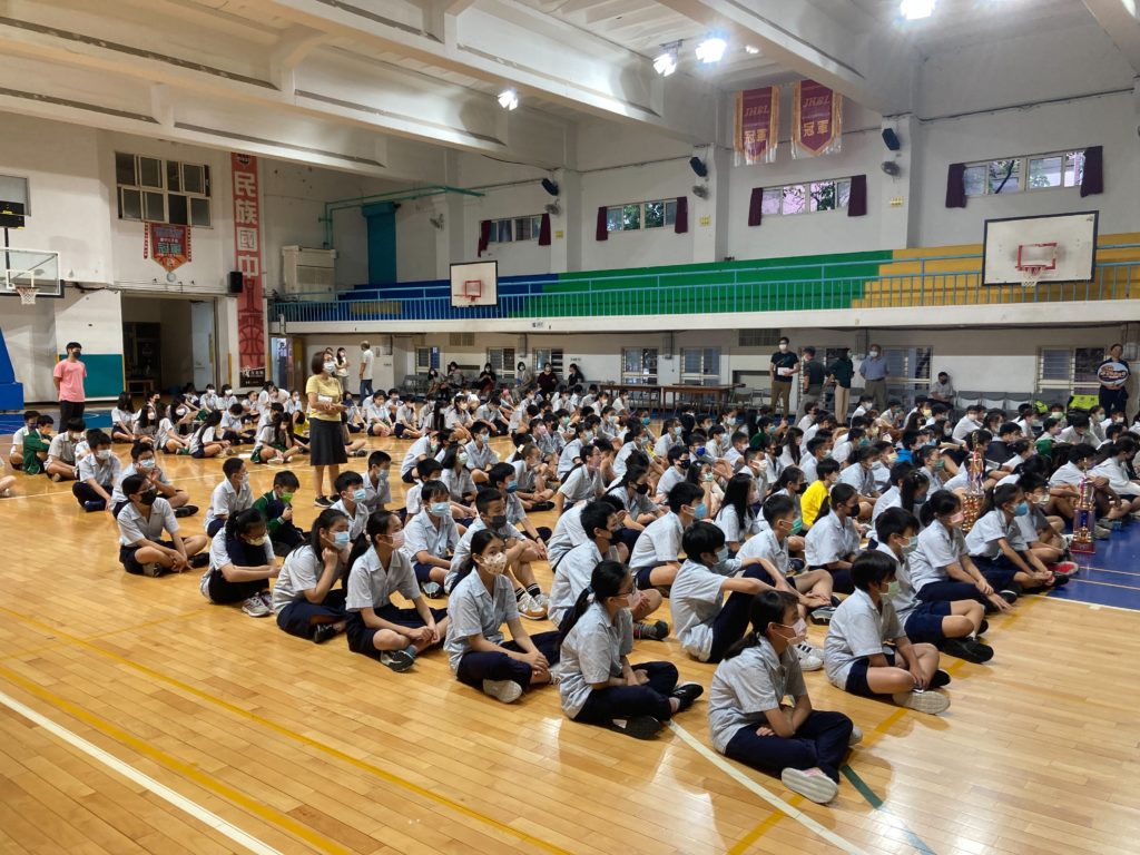民族實中學生專心聆聽交通安全宣導。