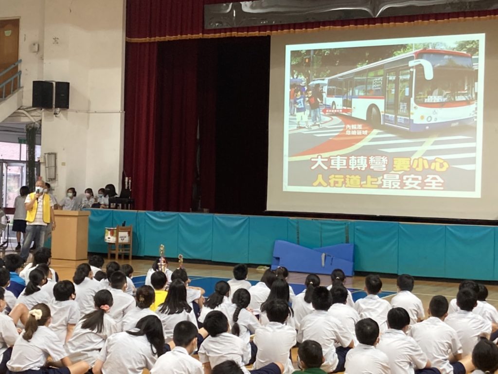 大安波麗士提醒學生注意大車轉彎內輪差。