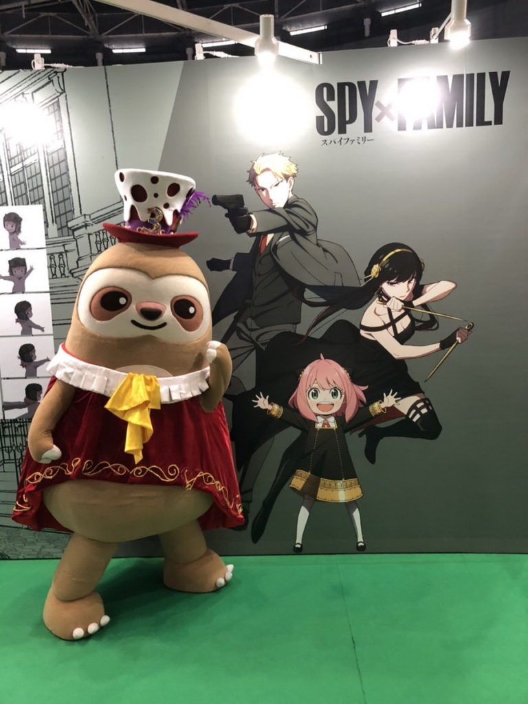 漫協吉祥物漫寶也來與間諜家庭合照