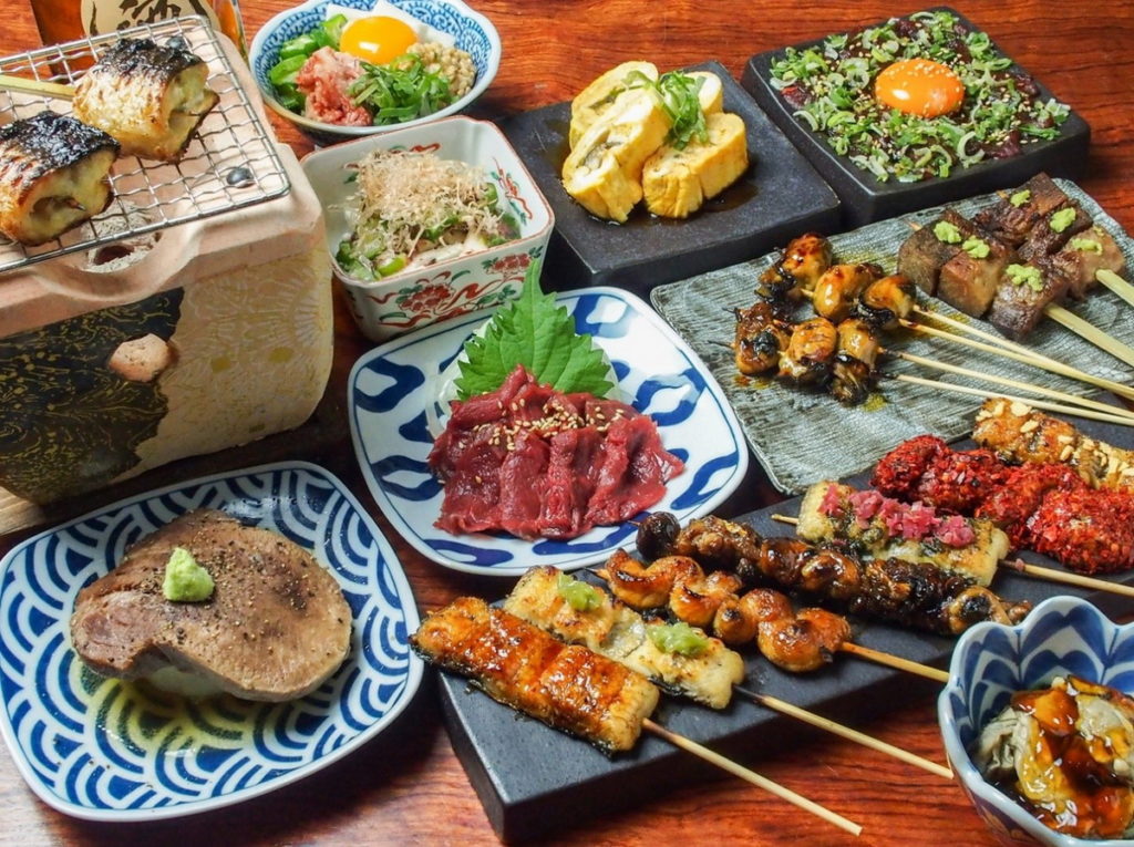 提供鰻魚烤串、雞肉烤串、烤牛舌等眾多菜色。圖片左上方的烤串即為招牌料理「鰻魚蒲穗燒」(鰻の蒲の穂焼き)。(圖片來源:ⒸSpice Works Holdings)