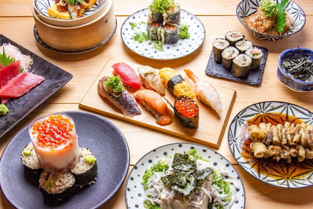 左下角為招牌料理「Mount壽司」(マウント寿司),將周圍的塑膠片撕開之後,山藥泥與鮭魚卵等內餡即會洩流而下,是一道適合拍攝短影片上傳社群的網美菜色!(圖片來源:ⒸSpice Works Holdings)