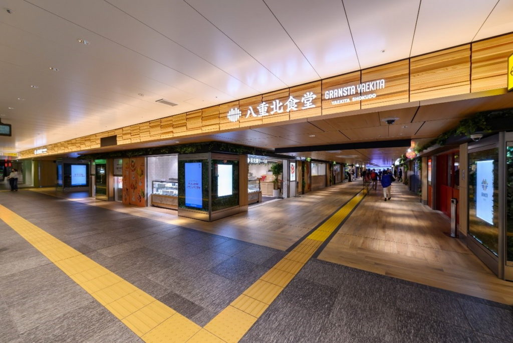 GRANSTA八重北由B1樓層的黑塀橫丁、1樓的八重北食堂,以及2樓的北町酒場所構成。(圖片來源:ⒸJR East Cross Station Co.,Ltd.)