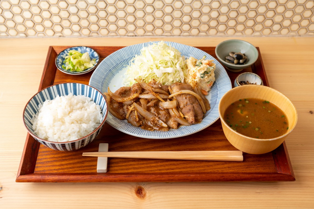 選用脂質清甜的千葉縣匠味豬製成的「薑燒豬肉定食」(豚生姜焼き定食)。融入薑汁、數種蔬果所磨製而成的醬汁,口味獨特層次豐富。(圖片來源:ⒸJR East Cross Station Co.,Ltd.)