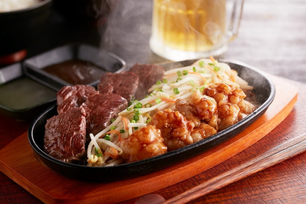 「牛腸與橫膈膜肉定食」(ホルモンとハラミ定食)。嚼勁十足的牛腸與柔嫩多汁的橫膈膜肉,絕佳搭配讓人可以吃下好幾碗白飯!(圖片來源:ⒸJR East Cross Station Co.,Ltd.)