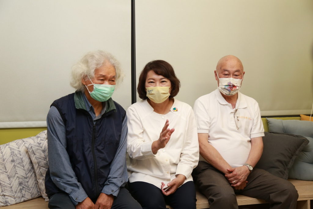_右起王雲五基金會董事長王春申、黃敏惠市長、毛毛蟲兒童哲學基金會董事長楊茂秀教授