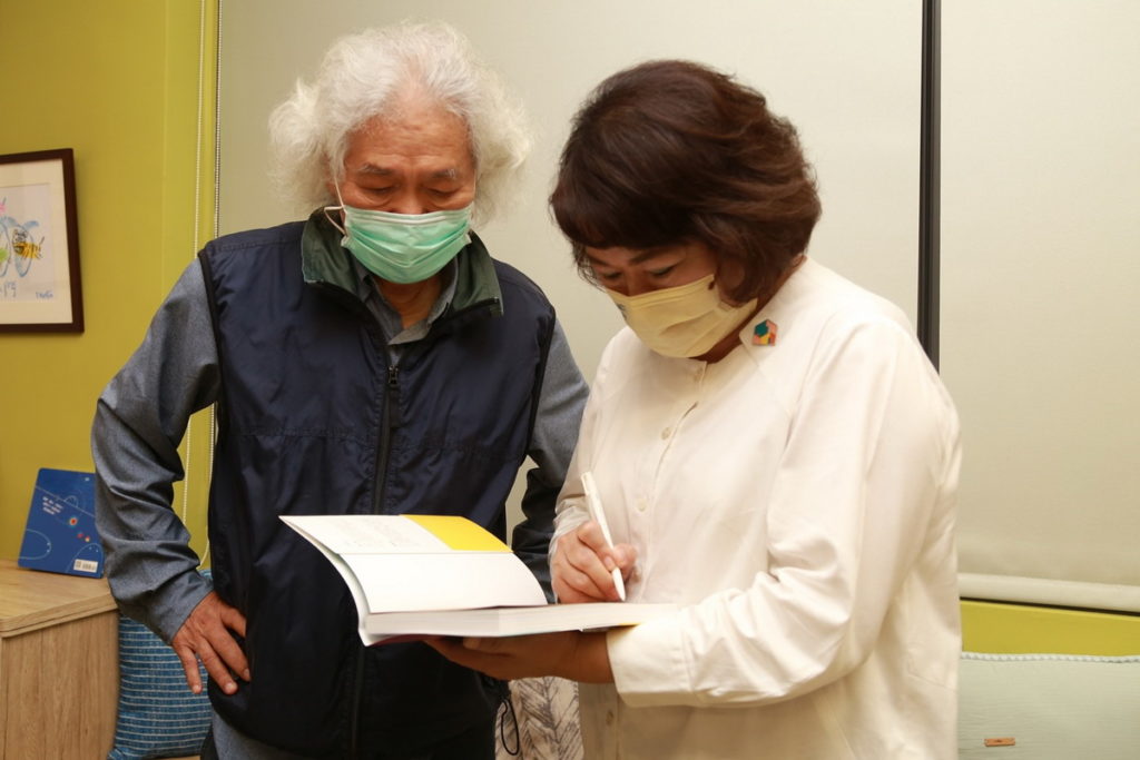 黃敏惠市長與毛毛蟲兒童哲學基金會董事長楊茂秀