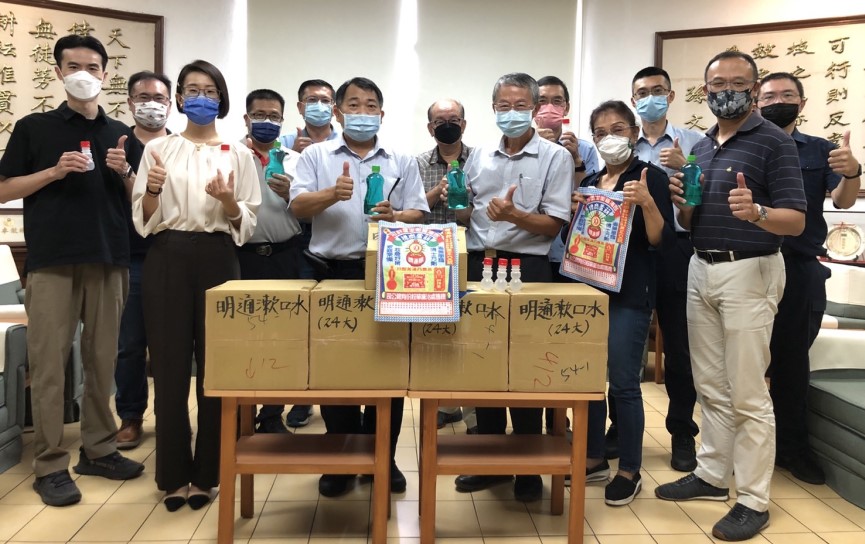 ▲警友第一辦事處副主任張光發致贈防疫漱口水,讓員警執勤更加安心 (圖/台中市警察局 提供)