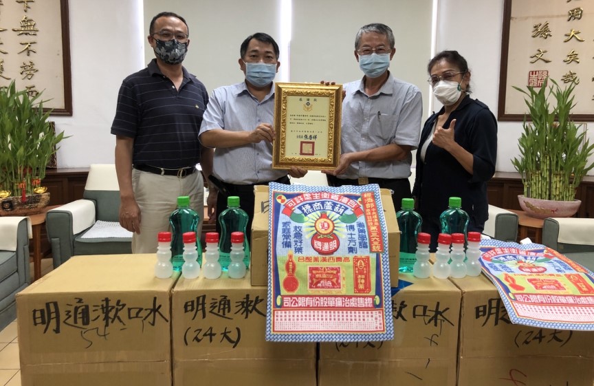 ▲第一分局頒發張副主任感謝狀,感謝來自社會民間的溫馨力挺 (圖/台中市警察局 提供)