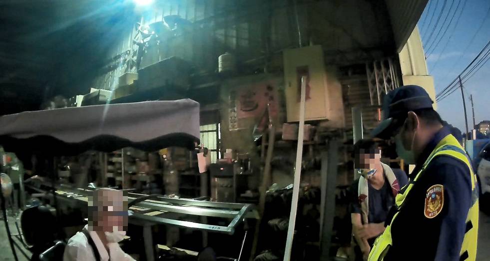 ▲老翁騎電動代步車出門訪友卻迷途又沒電,警員獲報前往協助 (圖/台中霧峰分局 提供)