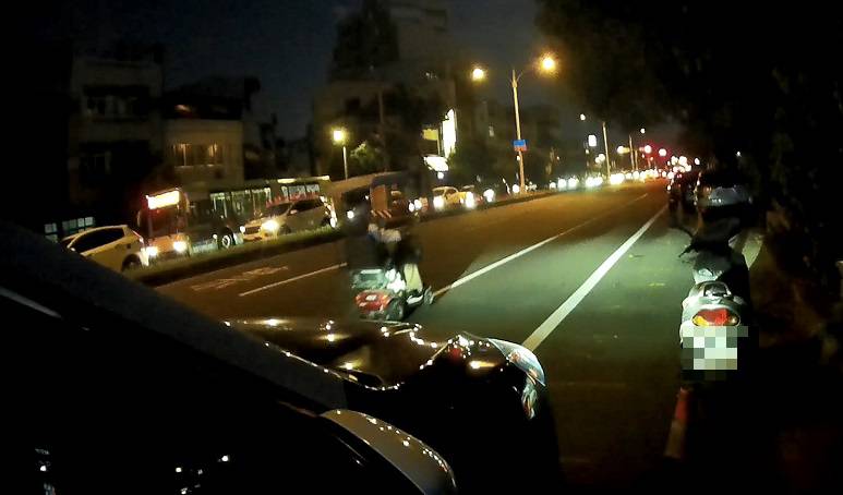 ▲員警請住戶幫忙讓電動車充電,並讓老翁填飽肚子,再一路護送老翁返家 (圖/台中霧峰分局 提供)