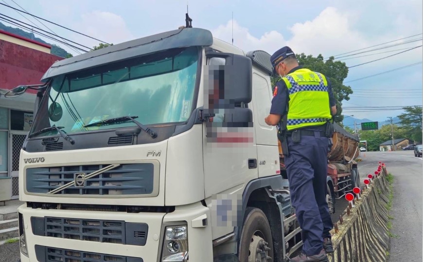 ▲中警局維護市民安全,積極執行大型車違規取締專案 (圖/台中市警察局 提供)