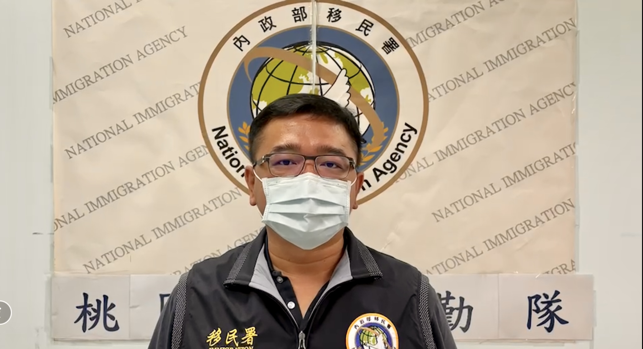 圖片說明:桃園巿專勤隊副隊長江謀源說明案情畫面。(記者宋紹誠翻攝)