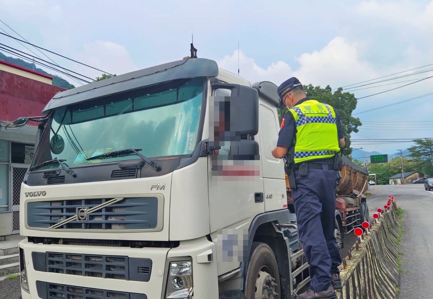 圖片說明:臺中市政府警察局交通警察大隊為有效防制事故維護市民安全警積極取締大型車。(記者林㤈輝翻攝)