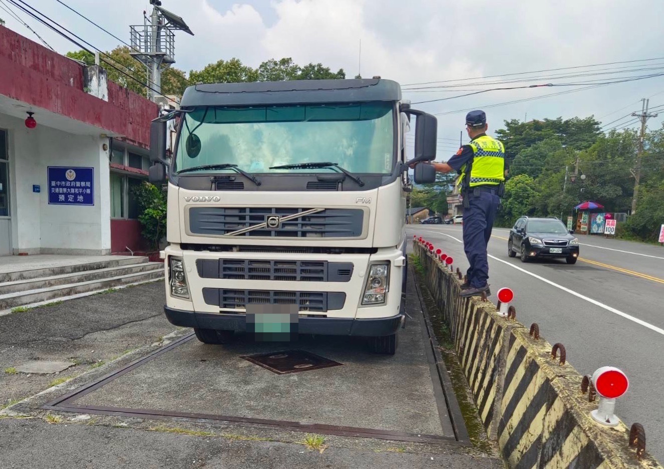 圖片說明:臺中市政府警察局交通警察大隊為有效防制事故維護市民安全警積極取締大型車。(記者林㤈輝翻攝)