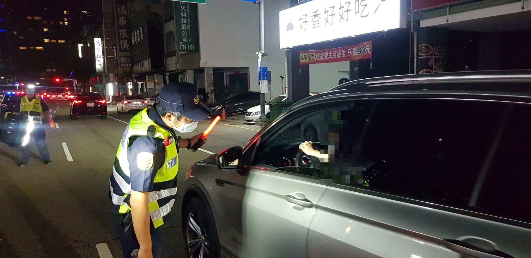 圖片說明：中市警防制交通事故無假期，以嚇阻民眾僥倖心理，防制酒後駕車情形發生。(記者林㤈輝翻攝) 