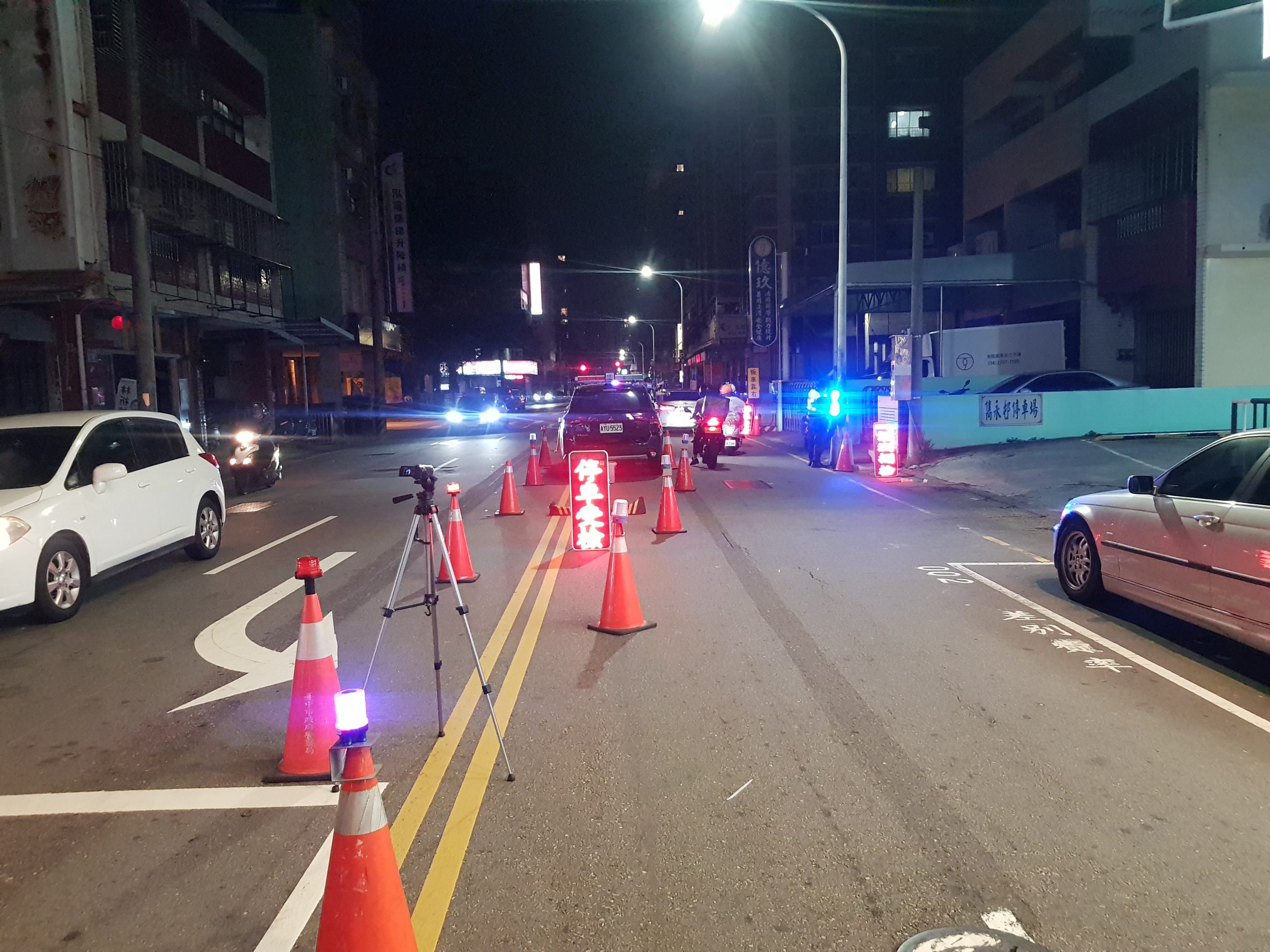 圖片說明：中市警防制交通事故無假期，以嚇阻民眾僥倖心理，防制酒後駕車情形發生。(記者林㤈輝翻攝) 