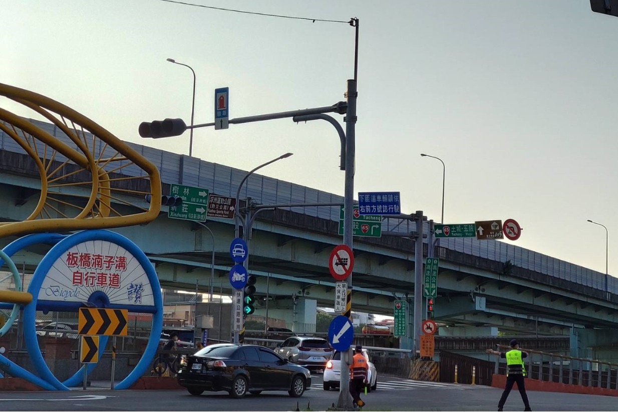 圖片說明:板橋警於重點路口提前規劃交通疏導。(記者戴昱弘翻攝)
