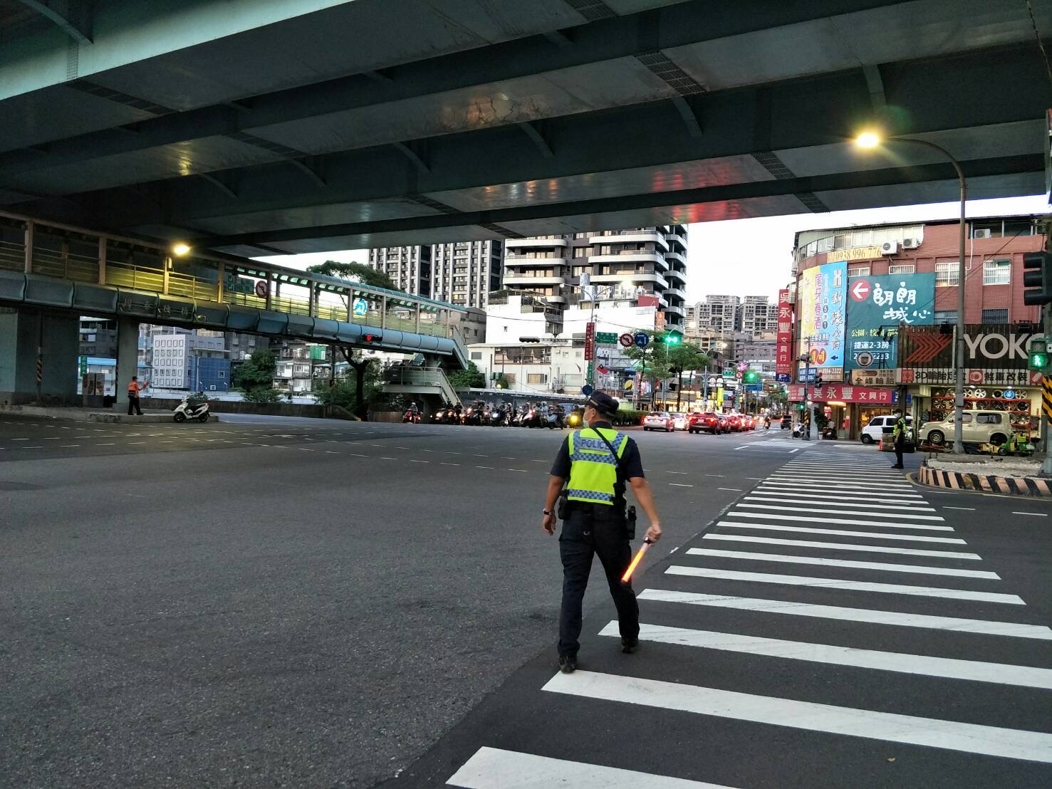 圖片說明:新莊警於重點路口加強交通疏導。(記者戴昱弘翻攝)