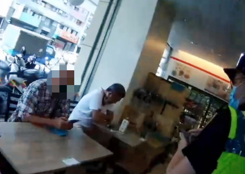 圖片說明:中市警二分局獲報老翁遭女網友詐買點數警急宣告斷開連結成功阻詐。 (記者林㤈輝翻攝)