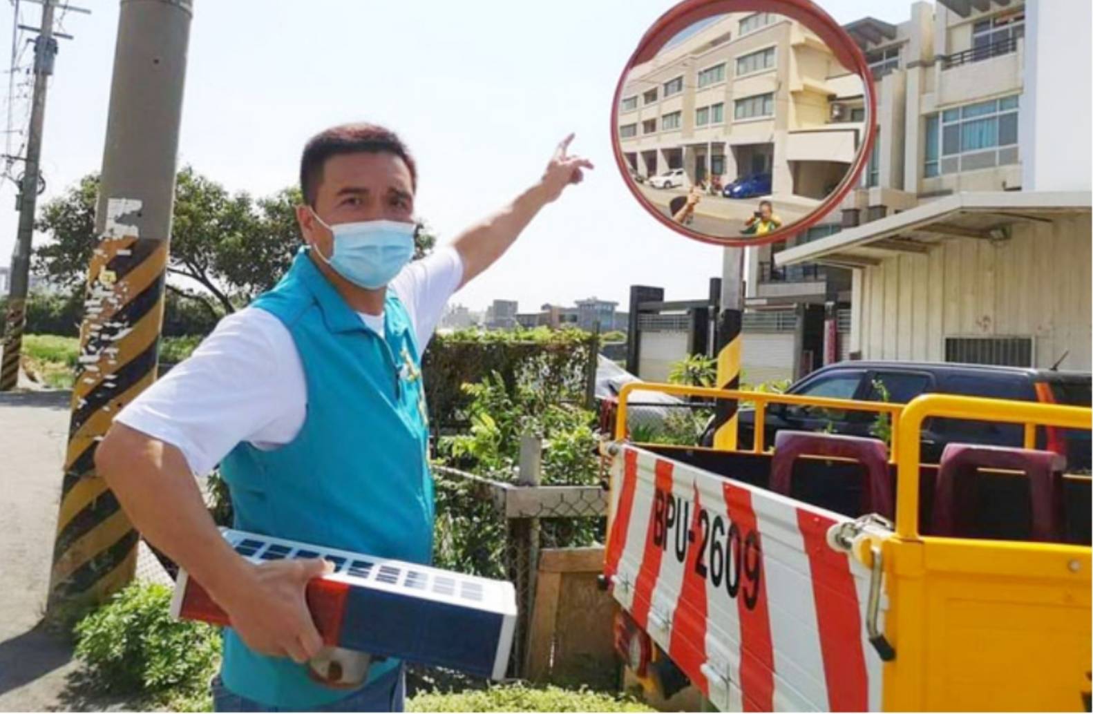 圖片說明：福德里忠孝街仁愛街口居民反映反光鏡上路口警示燈故障，王經綻為顧及居民行車安全，立即由服務團進行更換。 (圖/記者林㤈輝翻攝)