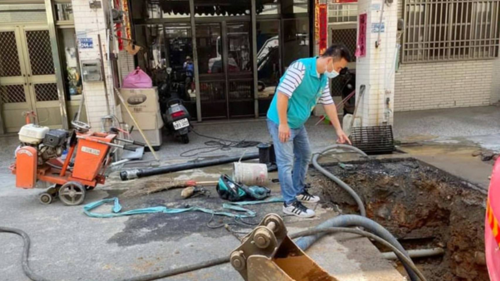 圖片說明：福德里中央路二段自來水管突然爆裂，熱心主委王經綻恰巧行經此地，立即聯絡自來水包商修復。 (圖/記者林㤈輝翻攝) 