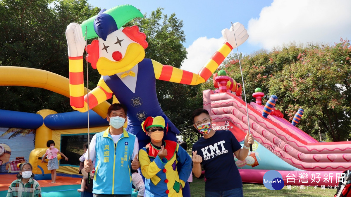 立委江啟臣(左四)、臺中市議員候選人吳振嘉(左三)參加「國慶童樂嘉年華」同樂。
