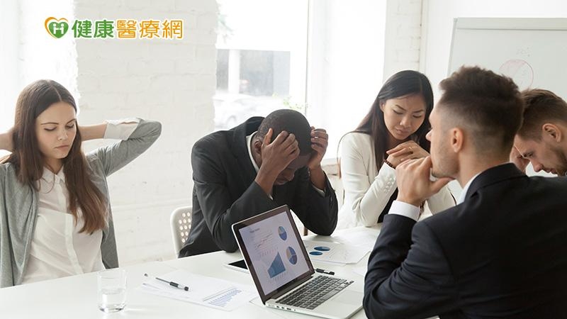 人能脫離自我中心嗎? 社會化就等於「偽裝」?