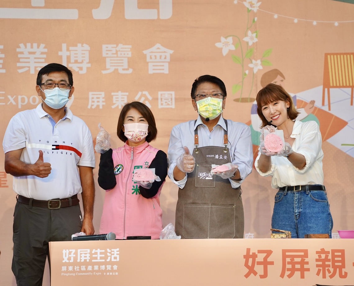 潘縣長廣發好屏任務戰帖 美食達人李懿於屏東社區產業博覽會接招。/波新聞