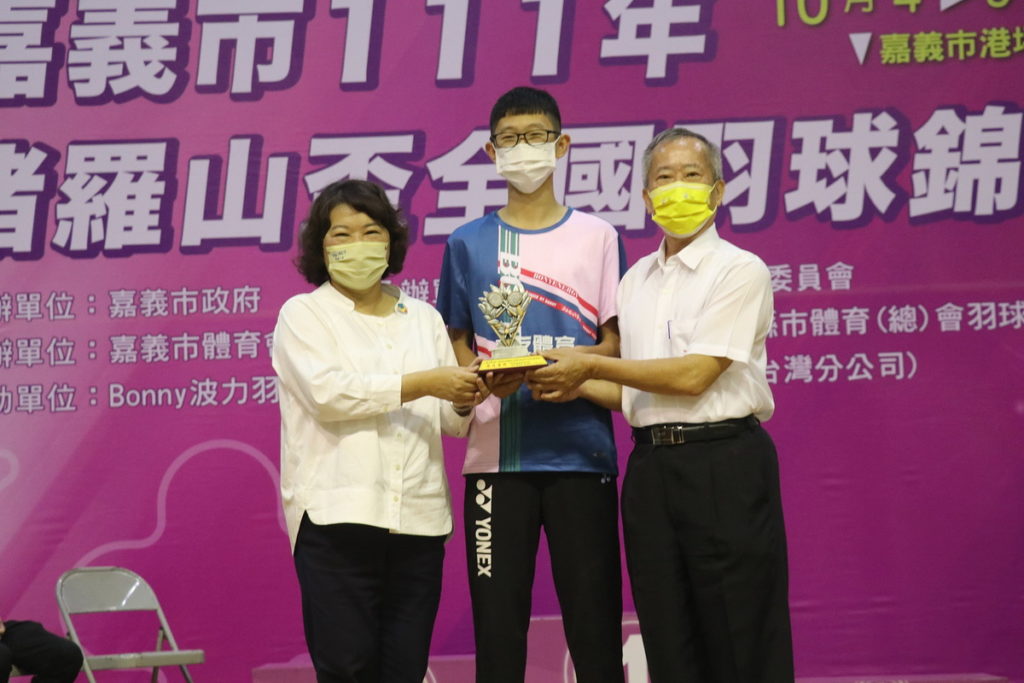 市長與興華中學莊沅學(中)及劉永安主委(右)