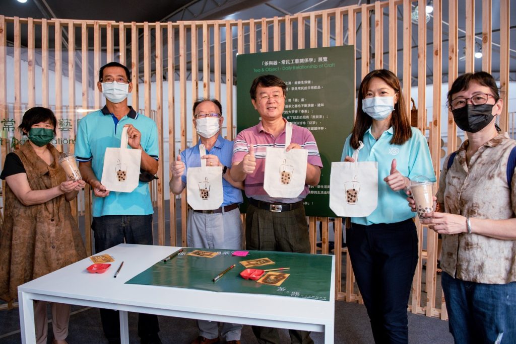 (左3)工藝中心副主任江瑞燐與水保局長李鎮洋(左4)共同體驗珍珠奶茶之柿汁刷染活動。(圖/工藝中心提供)