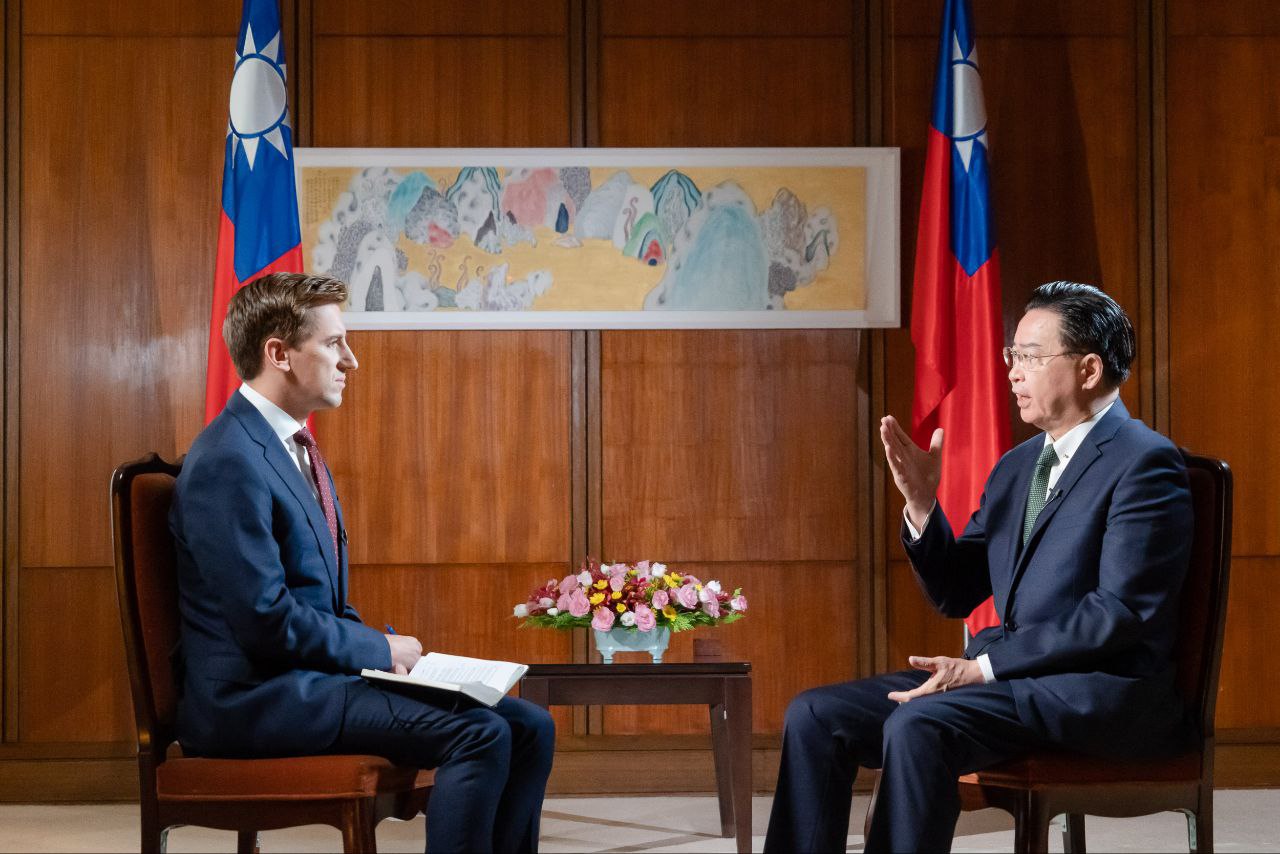 部長接受美國國家廣播公司(NBC News)專訪情形 圖片來源:外交部國際傳播司